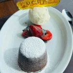 Volcán de chocolate con helado de crema americana