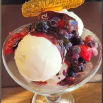 Copa de helado de crema americana con frutos rojos