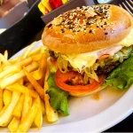 Hamburguesa de ternera, jamón, queso, lechuga, tomate y papas fritas